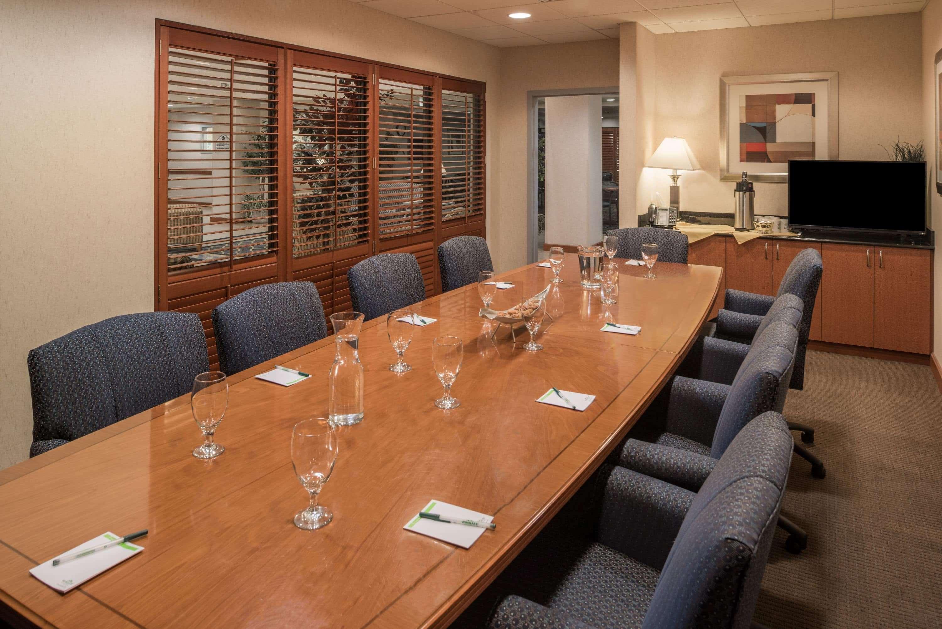 Fairfield By Marriott & Airport Hotel 3*