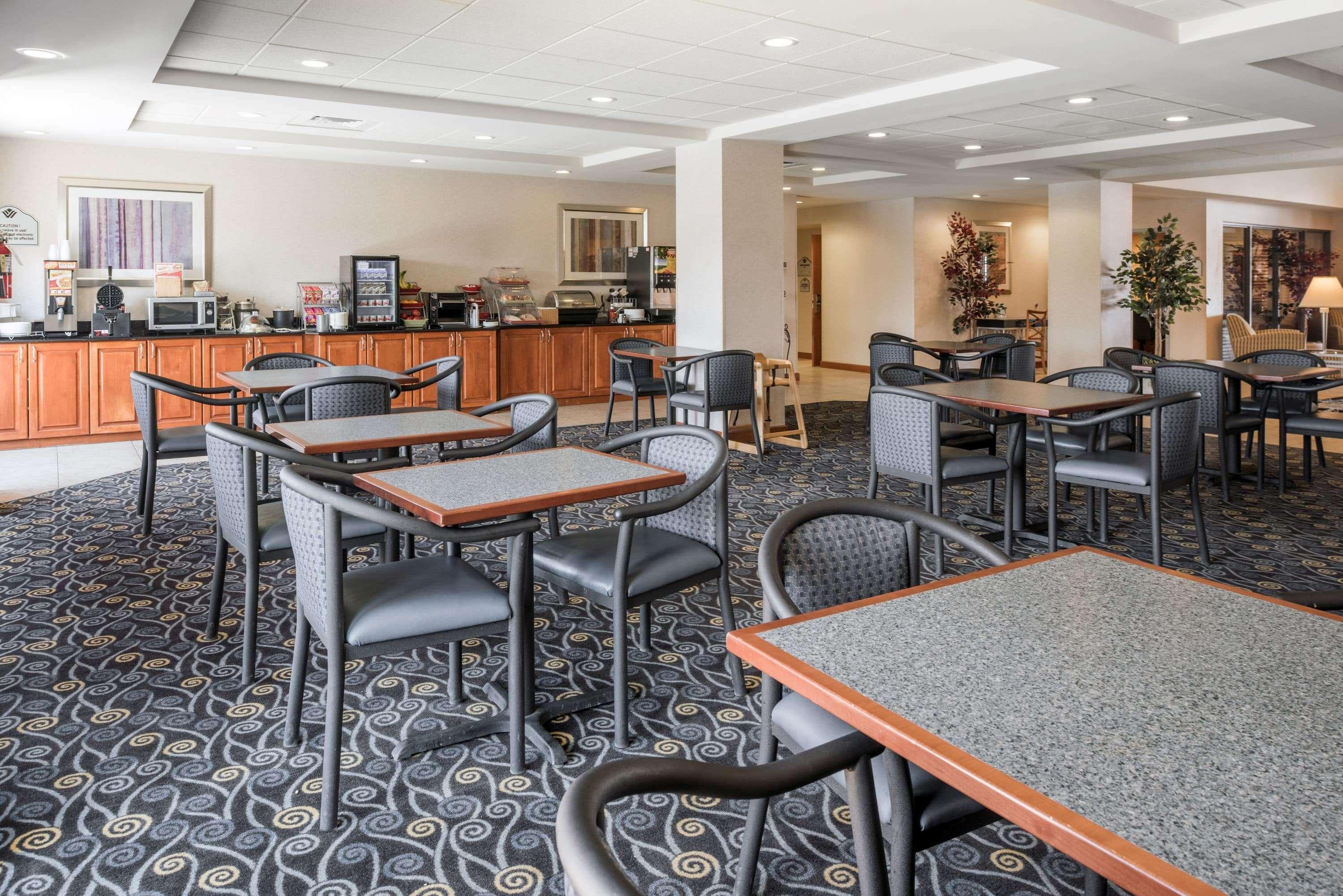 Fairfield By Marriott & Airport Hotel