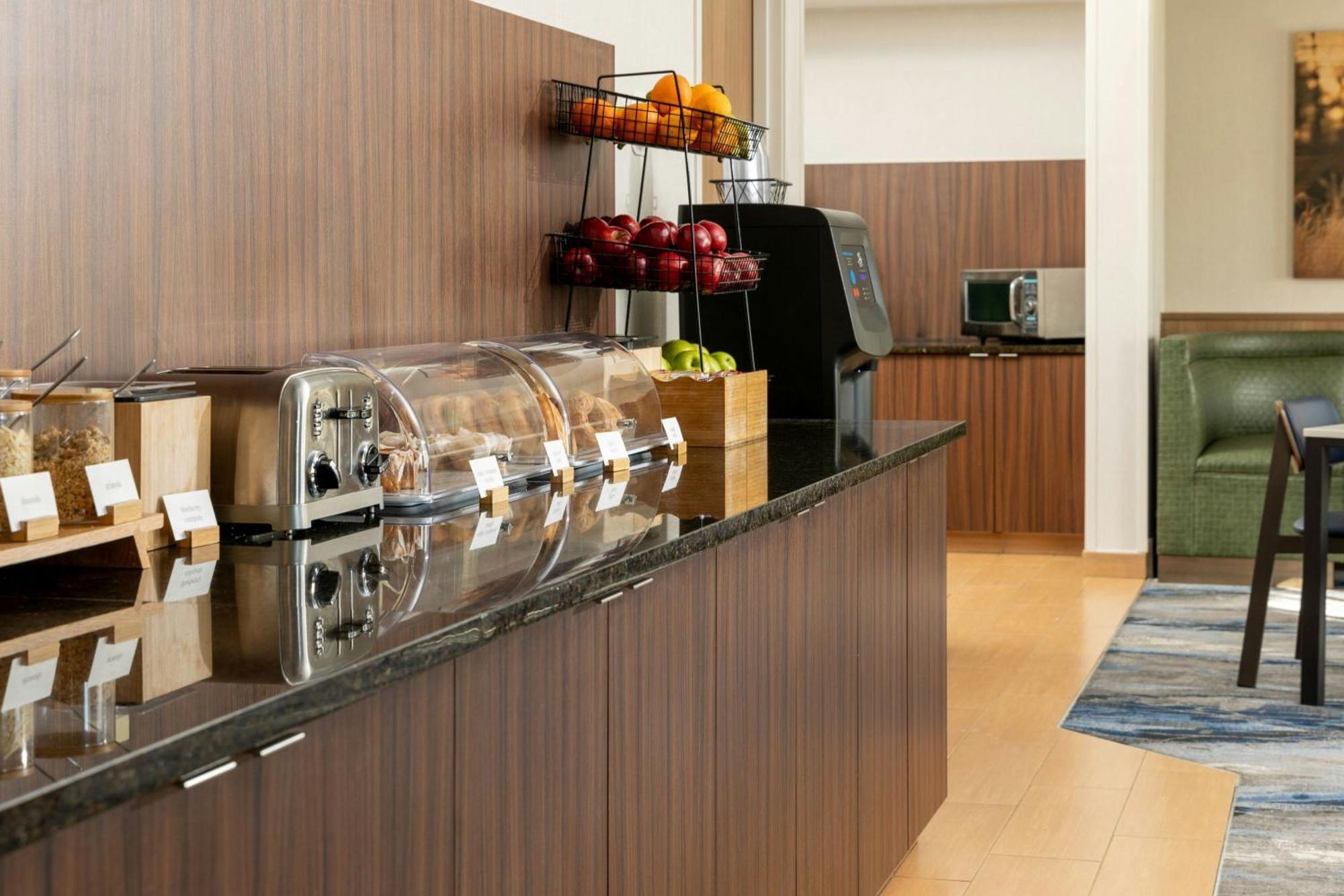 Hotel Fairfield By Marriott & Airport 3*