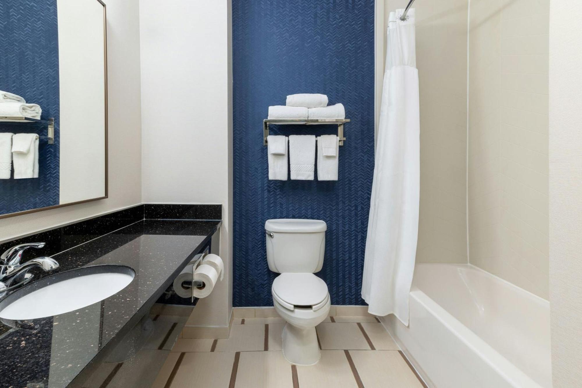 Fairfield By Marriott & Airport Hotel 3*